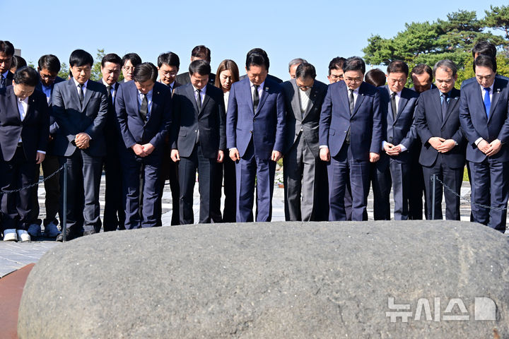 [김해=뉴시스] 차용현 기자 = 23일 오전 더불어민주당 정청래 대표와 당 지도부가 경남 김해시 봉하마을 고 노무현 전 대통령 묘역을 찾아 참배를 하고 있다. 2026.03.23. con@newsis.com