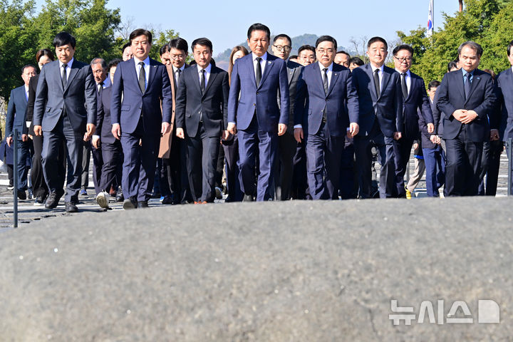 [김해=뉴시스] 차용현 기자 = 23일 오전 더불어민주당 정청래 대표와 당 지도부가 경남 김해시 봉하마을 고 노무현 전 대통령 묘역을 찾아 참배를 하고 있다. 2026.03.23. con@newsis.com