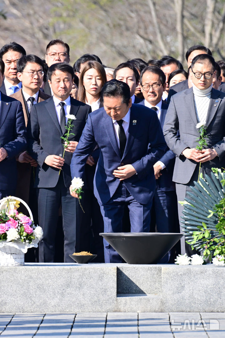 [김해=뉴시스] 차용현 기자 = 23일 오전 더불어민주당 정청래 대표와 당 지도부가 경남 김해시 봉하마을 고 노무현 전 대통령 묘역을 찾아 참배를 하고 있다. 2026.03.23. con@newsis.com