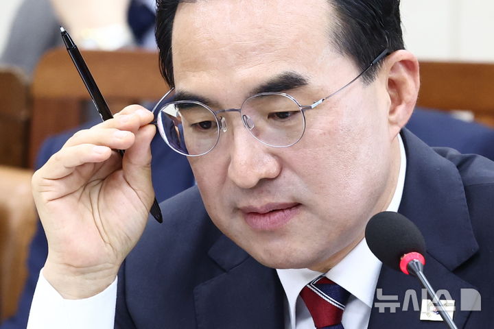 [서울=뉴시스] 고승민 기자 = 박홍근 기획예산처 장관 후보자가 23일 서울 여의도 국회에서 열린 재정경제기획위원회의 인사청문회에서 안경을 고쳐쓰고 있다. 2026.03.23. kkssmm99@newsis.com