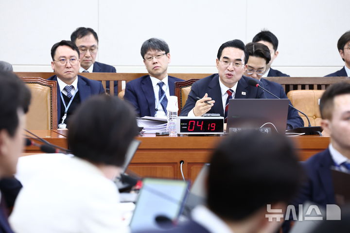 [서울=뉴시스] 고승민 기자 = 박홍근 기획예산처 장관 후보자가 23일 서울 여의도 국회에서 열린 재정경제기획위원회의 인사청문회에서 의원 질의에 답하고 있다. 2026.03.23. kkssmm99@newsis.com