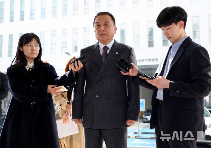 [서울=뉴시스] 김진아 기자 = 김영환 충북도지사가 23일 서울 양천구 서울남부지방법원에서 자신을 6·3 지방선거 공천에서 배제(컷오프)한 국민의힘 공천관리위원회 결정 효력을 정지해달라며 낸 가처분 신청 심문에 출석하기 앞서 취재진의 질문에 답하고 있다. 2026.03.23. bluesoda@newsis.com