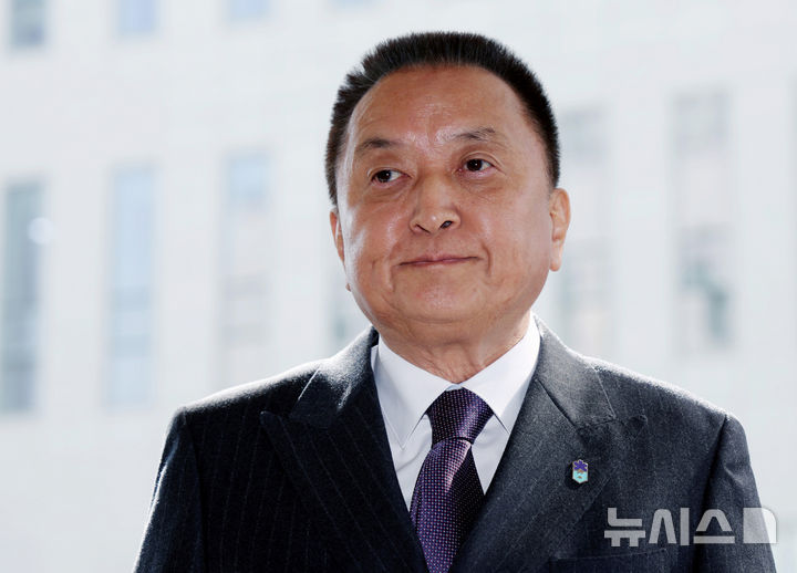 [서울=뉴시스] 김진아 기자 = 김영환 충북도지사가 23일 서울 양천구 서울남부지방법원에서 자신을 6·3 지방선거 공천에서 배제(컷오프)한 국민의힘 공천관리위원회 결정 효력을 정지해달라며 낸 가처분 신청 심문에 출석하고 있다. 2026.03.23. bluesoda@newsis.com