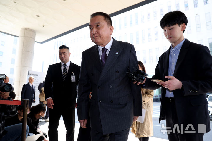 [서울=뉴시스] 김진아 기자 = 김영환 충북도지사가 23일 서울 양천구 서울남부지방법원에서 자신을 6·3 지방선거 공천에서 배제(컷오프)한 국민의힘 공천관리위원회 결정 효력을 정지해달라며 낸 가처분 신청 심문에 출석하고 있다. 2026.03.23. bluesoda@newsis.com