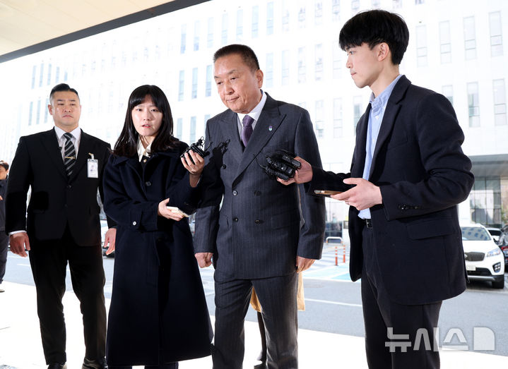 [서울=뉴시스] 김진아 기자 = 김영환 충북도지사가 23일 서울 양천구 서울남부지방법원에서 자신을 6·3 지방선거 공천에서 배제(컷오프)한 국민의힘 공천관리위원회 결정 효력을 정지해달라며 낸 가처분 신청 심문에 출석하고 있다. 2026.03.23. bluesoda@newsis.com