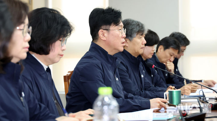 [세종=뉴시스] 강종민 기자 = 김영훈 고용노동부 장관이 23일 세종시 정부세종청사에서 열린 중동 상황 및 대전 화재 관련 긴급 상황 점검회의에서 발언하고 있다. 2026.03.23. ppkjm@newsis.com