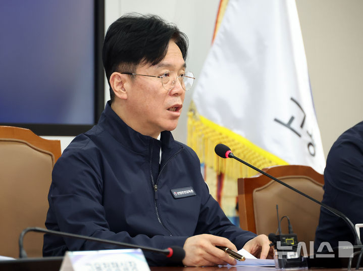 [세종=뉴시스] 강종민 기자 = 김영훈 고용노동부 장관이 23일 세종시 정부세종청사에서 열린 중동 상황 및 대전 화재 관련 긴급 상황 점검회의에서 발언하고 있다. 2026.03.23. ppkjm@newsis.com