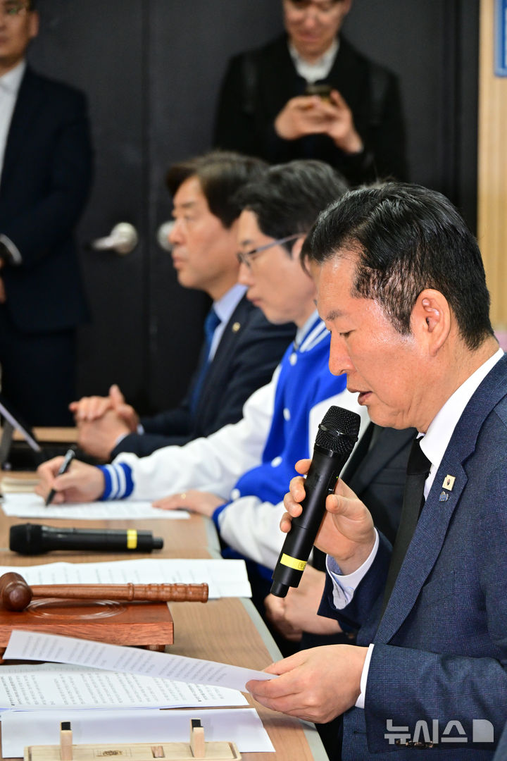 [김해=뉴시스] 차용현 기자 = 정청래 더불어민주당 대표가 23일 오전 경남 김해시 봉하마을 봉하연수원 강연장에서 열린 민생현장 최고위원회에서 발언하고 있다. 2026.03.23. con@newsis.com