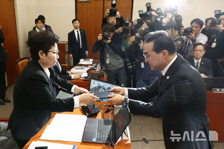 [서울=뉴시스] 고승민 기자 = 박홍근 기획예산처 장관 후보자가 23일 서울 여의도 국회에서 열린 재정경제기획위원회의 인사청문회에서 임이자 위원장에게 선서문을 전달하고 있다. 2026.03.23. kkssmm99@newsis.com