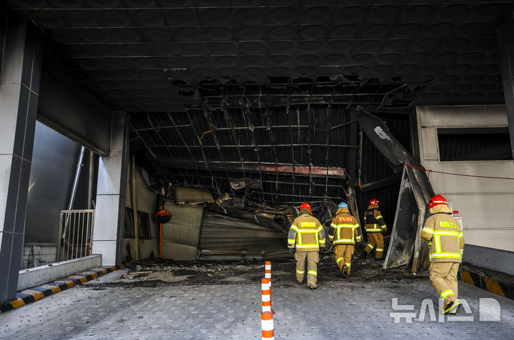 [대전=뉴시스] 정병혁 기자 = 23일 대전 대덕구 안전공업 공장 화재 현장에서 유가족 대표를 비롯한 국과수, 소방, 경찰 등 유관기관 관계자들이 합동감식을 하고 있다. 2026.03.23. jhope@newsis.com
