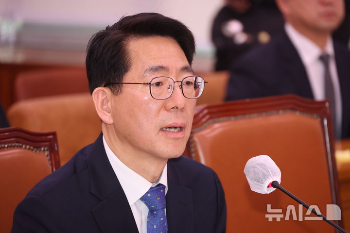 [서울=뉴시스] 조성봉 기자 = 황종우 해양수산부 장관 후보자가 23일 오전 서울 여의도 국회 농림축산식품해양수산위원회에서 열린 인사청문회에서 의원 질의에 답변하고 있다. 2026.03.23. suncho21@newsis.com