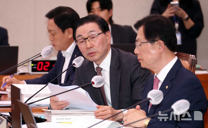 [서울=뉴시스] 조성봉 기자 = 서천호 국민의힘 의원이 23일 오전 서울 여의도 국회 농림축산식품해양수산위원회에서 열린 황종우 해양수산부 장관 후보자 인사청문회에서 질의를 하고 있다. 2026.03.23. suncho21@newsis.com