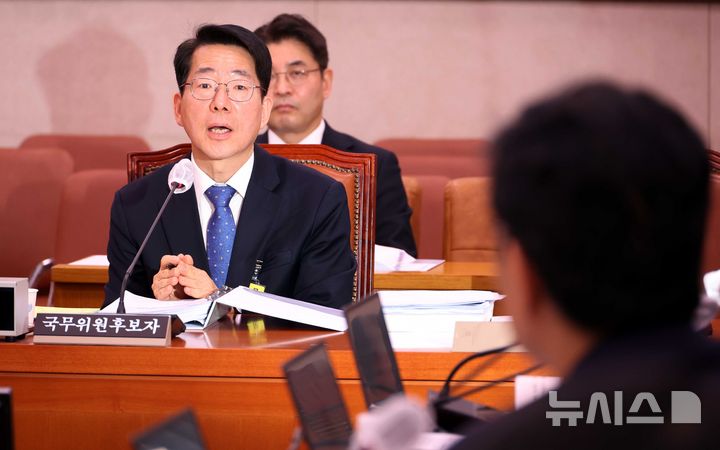 [서울=뉴시스] 조성봉 기자 = 황종우 해양수산부 장관 후보자가 23일 오전 서울 여의도 국회 농림축산식품해양수산위원회에서 열린 인사청문회에서 의원 질의에 답변하고 있다. 2026.03.23. suncho21@newsis.com