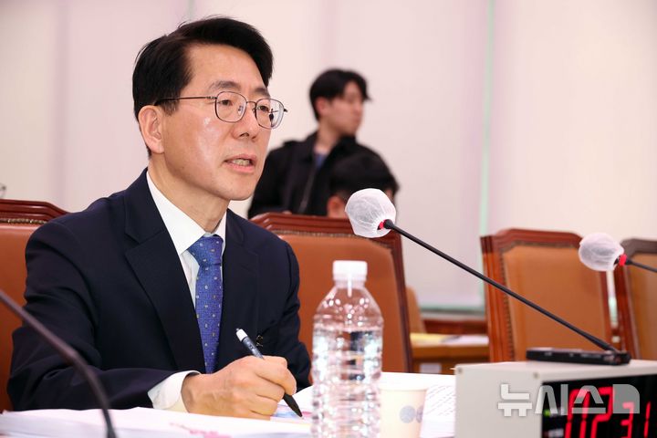 [서울=뉴시스] 조성봉 기자 = 황종우 해양수산부 장관 후보자가 23일 오전 서울 여의도 국회 농림축산식품해양수산위원회에서 열린 인사청문회에서 의원 질의에 답변하고 있다. 2026.03.23. suncho21@newsis.com