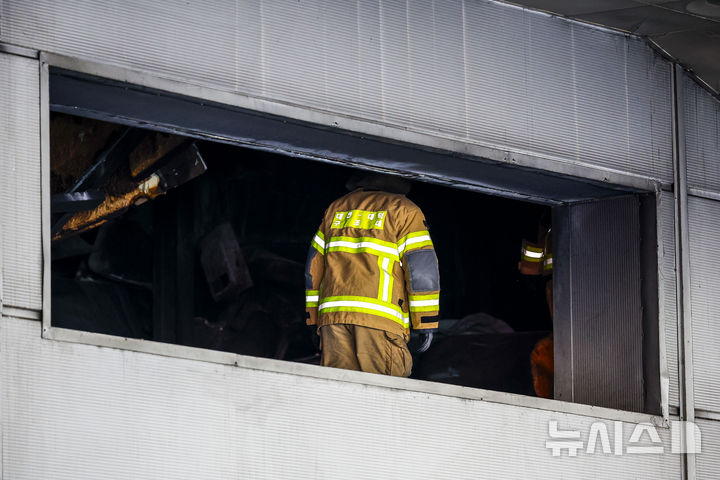 [대전=뉴시스] 정병혁 기자 = 23일 대전 대덕구 안전공업 공장 화재 현장에서 유가족 대표를 비롯한 국과수, 소방, 경찰 등 유관기관 관계자들이 합동감식을 하고 있다. 2026.03.23. jhope@newsis.com