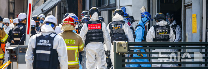 [대전=뉴시스] 정병혁 기자 = 23일 대전 대덕구 안전공업 공장 화재 현장에서 유가족 대표를 비롯한 국과수, 소방, 경찰 등 유관기관 관계자들이 합동감식을 위해 이동하고 있다. 2026.03.23. jhope@newsis.com