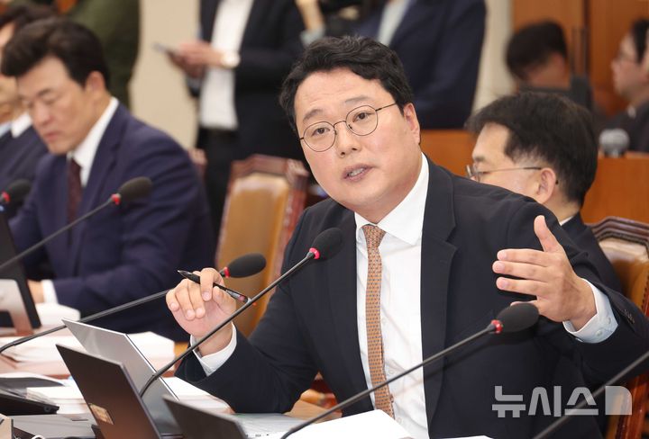 [서울=뉴시스] 조성봉 기자 = 천하람 개혁신당 원내대표가 23일 오전 서울 여의도 국회에서 열린 재정경제기획위원회의 박홍근 기획예산처 장관 후보자 인사청문회에서 질의를 하고 있다. 2026.03.23. suncho21@newsis.com