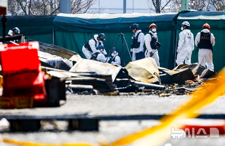 [대전=뉴시스] 정병혁 기자 = 23일 대전 대덕구 안전공업 공장 화재 현장에서 유가족 대표를 비롯한 국과수, 소방, 경찰 등 유관기관 관계자들이 합동감식을 하고 있다. 2026.03.23. jhope@newsis.com