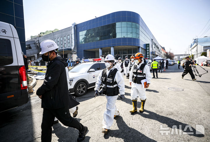 [대전=뉴시스] 정병혁 기자 = 23일 대전 대덕구 안전공업 공장 화재 현장에서 유가족 대표를 비롯한 국과수, 소방, 경찰 등 유관기관 관계자들이 합동감식을 위해 이동하고 있다. 2026.03.23. jhope@newsis.com