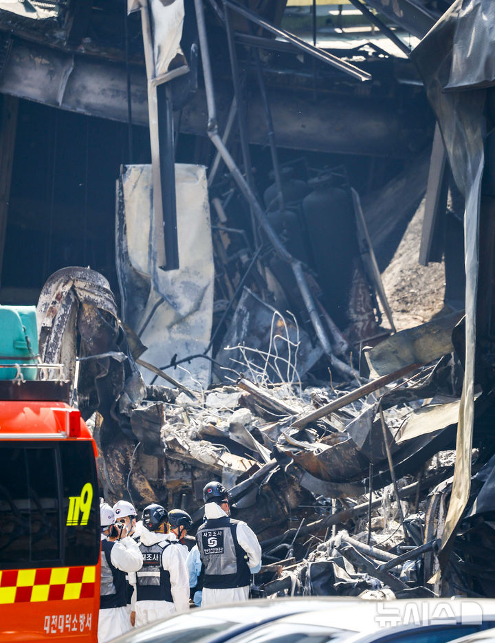 [대전=뉴시스] 정병혁 기자 = 23일 대전 대덕구 안전공업 공장 화재 현장에서 유가족 대표를 비롯한 국과수, 소방, 경찰 등 유관기관 관계자들이 합동감식을 하고 있다. 2026.03.23. jhope@newsis.com