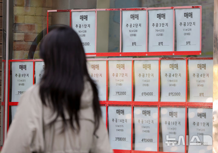 [서울=뉴시스] 홍효식 기자 = 서울 아파트 전세시장이 빠르게 얼어붙고 있다. 부동산 빅데이터 플랫폼 아실에 따르면 지난 21일 기준 서울 전세 매물은 1만7395건으로 한 달 전(1만9171건) 대비 9.3% 감소했다.&nbsp; 특히 노원구가 404건에서 251건으로 37.9% 급감했고, 강북구(-37.3%)와 종로구(-34.4%), 중랑구(-32.7%) 등 강북권 외곽 지역의 감소세가 두드러졌다.&nbsp; 23일 서울 노원구 한 부동산에 전세 매물은 없고, 매매 매물만 게시돼 있다. 2026.03.23. yesphoto@newsis.com