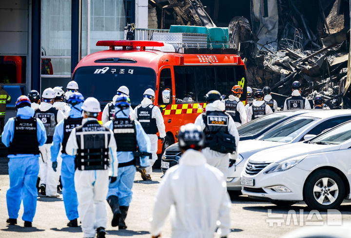 [대전=뉴시스] 정병혁 기자 = 23일 대전 대덕구 안전공업 공장 화재 현장에서 유가족 대표를 비롯한 국과수, 소방, 경찰 등 유관기관 관계자들이 합동감식을 위해 이동하고 있다. 2026.03.23. jhope@newsis.com