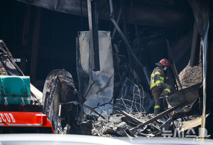 [대전=뉴시스] 정병혁 기자 = 23일 대전 대덕구 안전공업 공장 화재 현장에서 유가족 대표를 비롯한 국과수, 소방, 경찰 등 유관기관 관계자들이 합동감식을 하고 있다. 2026.03.23. jhope@newsis.com