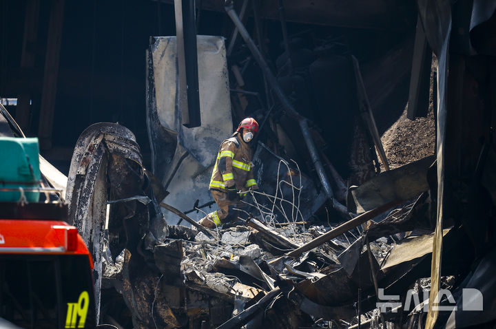 [대전=뉴시스] 정병혁 기자 = 23일 대전 대덕구 안전공업 공장 화재 현장에서 유가족 대표를 비롯한 국과수, 소방, 경찰 등 유관기관 관계자들이 합동감식을 하고 있다. 2026.03.23. jhope@newsis.com