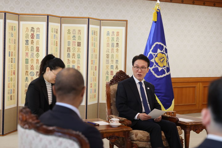 [서울=뉴시스] 김선웅 기자 = 김민석 국무총리가 23일 서울 종로구 정부서울청사에서 마이클 해리스 뉴욕증권거래소 부회장과 접견하고 있다. (사진=총리실 제공) 2026.03.23. photo@newsis.com *재판매 및 DB 금지