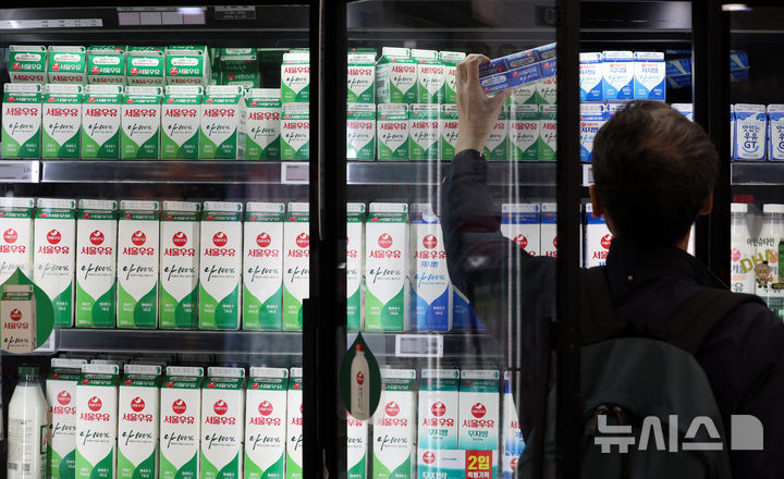 [서울=뉴시스] 이영환 기자 = 사진은 지난달 23일 오후 서울 시내의 대형마트에서 한 시민이 흰 우유를 구매하고 있는 모습. 2026.03.23. 20hwan@newsis.com