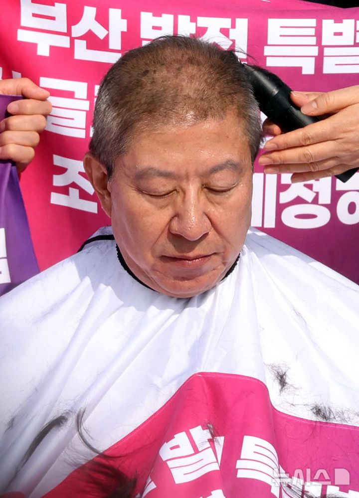 [서울=뉴시스] 조성봉 기자 = 박형준 부산시장이 23일 오전 서울 여의도 국회 본청계단에서 열린 부산 글로벌허브도시특별법 관련 긴급기자회견에서 삭발을 하고 있다. 2026.03.23. suncho21@newsis.com