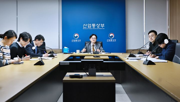 [서울=뉴시스] 김정관 산업통상부 장관이 지난 20일 세종시 정부세종청사에서 사드 빈 셰리다 알 카비 카타르 에너지 담당 국무장관과 화상으로 면담하고 있다. (사진=산업통상부 제공) 2026.03.23. photo@newsis.com *재판매 및 DB 금지