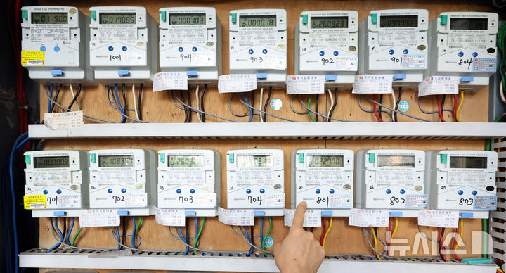 [서울=뉴시스] 최진석 기자 = 서울 중구 한 오피스텔에 설치된 전력 계량기의 모습. 2026.03.23. myjs@newsis.com