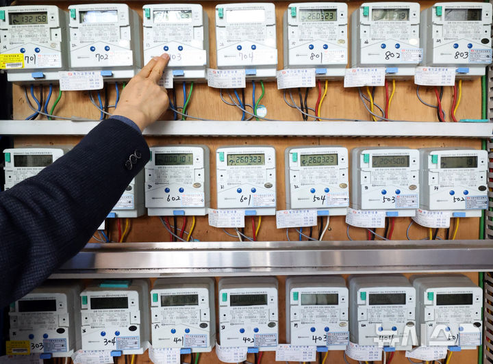 [서울=뉴시스] 최진석 기자 = 서울 중구 한 오피스텔에 설치된 전력 계량기의 모습. 2026.03.23. myjs@newsis.com