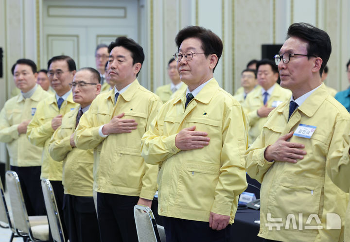 [서울=뉴시스] 고범준 기자 = 이재명 대통령이 23일 청와대에서 열린 제59차 중앙통합방위회의에서 국민의례를 하고 있다. 2026.03.23. bjko@newsis.com