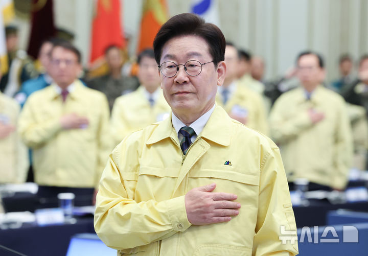 [서울=뉴시스] 고범준 기자 = 이재명 대통령이 23일 청와대에서 열린 제59차 중앙통합방위회의에서 국민의례를 하고 있다. 2026.03.23. bjko@newsis.com