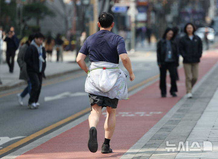 [서울=뉴시스] 김진아 기자 = 완연한 봄날씨를 보인 지난 23일 서울 청계천 인근에서 한 시민이 가벼운 옷차림으로 달리기를 하고 있다. 2026.03.26. bluesoda@newsis.com