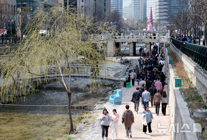 [서울=뉴시스] 김진아 기자 = 완연한 봄날씨를 보인 23일 서울 청계천을 찾은 시민들이 산책을 하고 있다. 2026.03.23. bluesoda@newsis.com