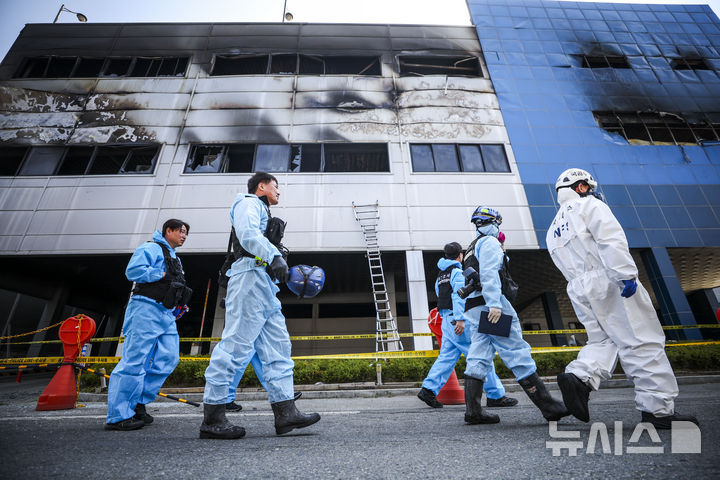 [대전=뉴시스] 정병혁 기자 = 23일 대전 대덕구 안전공업 공장 화재 현장에서 유가족 대표를 비롯한 국과수, 소방, 경찰 등 유관기관 관계자들이 합동감식을 하고 있다. 2026.03.23. jhope@newsis.com