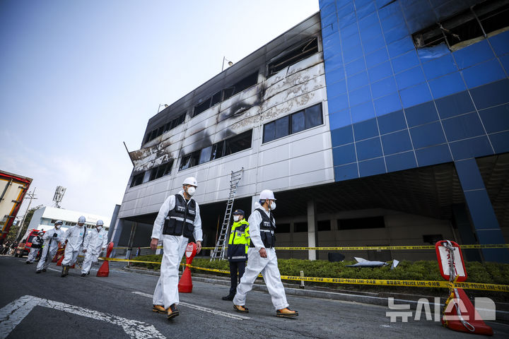 [대전=뉴시스] 정병혁 기자 = 23일 대전 대덕구 안전공업 공장 화재 현장에서 유가족 대표를 비롯한 국과수, 소방, 경찰 등 유관기관 관계자들이 합동감식을 하고 있다. 2026.03.23. jhope@newsis.com