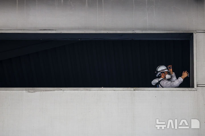 [대전=뉴시스] 정병혁 기자 = 23일 대전 대덕구 안전공업 공장 화재 현장에서 유가족 대표를 비롯한 국과수, 소방, 경찰 등 유관기관 관계자들이 합동감식을 하고 있다. 2026.03.23. jhope@newsis.com