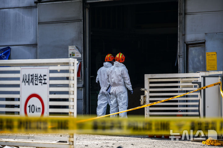 [대전=뉴시스] 정병혁 기자 = 23일 대전 대덕구 안전공업 공장 화재 현장에서 유가족 대표를 비롯한 국과수, 소방, 경찰 등 유관기관 관계자들이 합동감식을 하고 있다. 2026.03.23. jhope@newsis.com