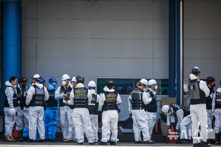 [대전=뉴시스] 정병혁 기자 = 23일 대전 대덕구 안전공업 공장 화재 현장에서 유가족 대표를 비롯한 국과수, 소방, 경찰 등 유관기관 관계자들이 합동감식을 하고 있다. 2026.03.23. jhope@newsis.com