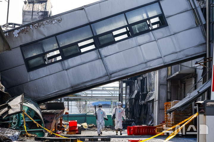 [대전=뉴시스] 정병혁 기자 = 23일 대전 대덕구 안전공업 공장 화재 현장에서 유가족 대표를 비롯한 국과수, 소방, 경찰 등 유관기관 관계자들이 합동감식을 하고 있다. 2026.03.23. jhope@newsis.com
