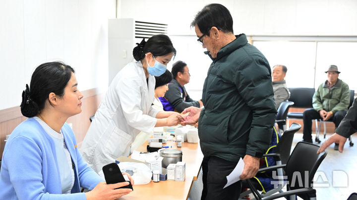 농협광주본부는 21일 송정농협 경제사업장 2층 대회의실에서 고령조합원과 지역 취약계층 어르신 100여명을 대상으로 의료봉사활동을 실시했다. (사진=농협광주본부 제공) photo@newsis.com