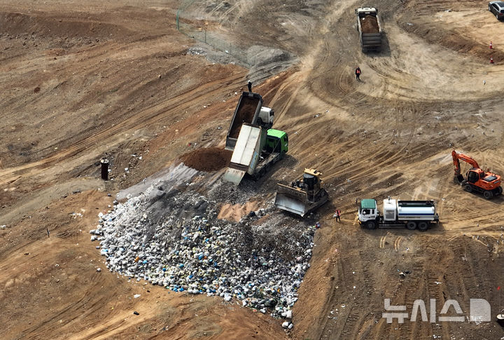 [인천=뉴시스] 전진환 기자 = 정부와 지자체가 공공소각시설 정기 보수 기간에 한해 수도권 지역 생활폐기물 16만 3000톤의 예외적 직매립을 허가된 23일 인천 서구 수도권매립지에서 차량이 폐기물을 내리고 있다. (공동취재) 2026.03.23. amin2@newsis.com