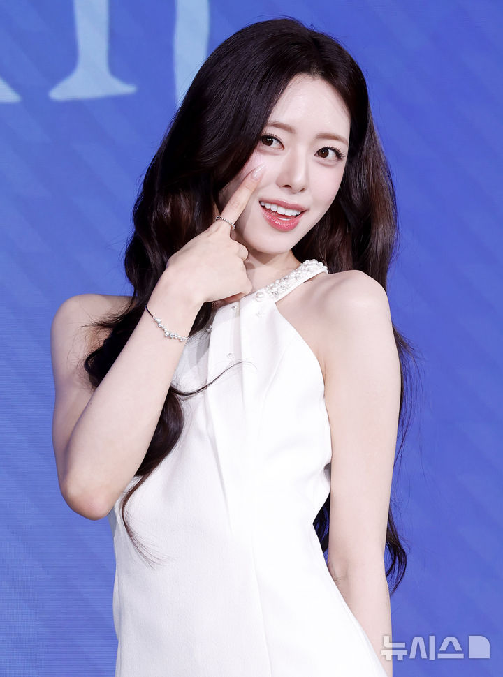 [서울=뉴시스] 김혜진 기자 = 그룹 있지 유나가 23일 오후 서울 광진구 풀만 앰버서더 서울 이스트폴에서 열린 솔로 데뷔 앨범 '아이스크림' 발매 기념 기자간담회에서 포인트안무를 선보이고 있다. 2026.03.23. jini@newsis.com