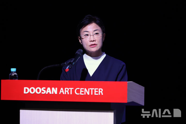 [서울=뉴시스] 박진희 기자 = 강석란 두산아트센터 센터장이 23일 서울 종로구 두산아트센터 연강홀에서 '두산인문극장 2026: 신분류학' 제작발표회를 하고 있다. 2026.03.23. pak7130@newsis.com