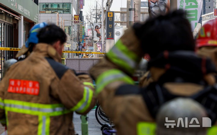 [대구=뉴시스] 이무열 기자 = 23일 오후 대구 달서구 도시철도 1호선 진천역 내부에서 발생한 화재 대응을 위해 소방대원들이 이동하고 있다. 이날 오후 12시5분께 대구 달서구 도시철도 1호선 진천역 환기실에서 냉각탑 절단 작업 중 불꽃이 플라스틱 충전제에 옮겨붙은 것으로 추정되는 화재가 발생했다. 소방 당국은 장비 34대와 인력 96명을 현장에 투입해 77분만에 화재를 완전히 진압했다. 2026.03.23. lmy@newsis.com