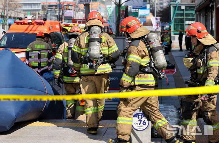 [대구=뉴시스] 이무열 기자 = 23일 오후 대구 달서구 도시철도 1호선 진천역 내부에서 발생한 화재 대응을 위해 소방대원들이 이동하고 있다. 이날 오후 12시5분께 대구 달서구 도시철도 1호선 진천역 환기실에서 냉각탑 절단 작업 중 불꽃이 플라스틱 충전제에 옮겨붙은 것으로 추정되는 화재가 발생했다. 소방 당국은 장비 34대와 인력 96명을 현장에 투입해 77분만에 화재를 완전히 진압했다. 2026.03.23. lmy@newsis.com